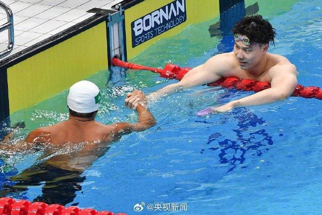 《北方一片苍莽》讲述了一个死了三任丈夫的农村孀妇，被村平易近冷淡，蜚语蜚语在村里讹传。一次鬼使神差，世人觉得她可以看病驱邪，诚恳互助的她，治得了病，却解救不了贪心和冷酷的人心。